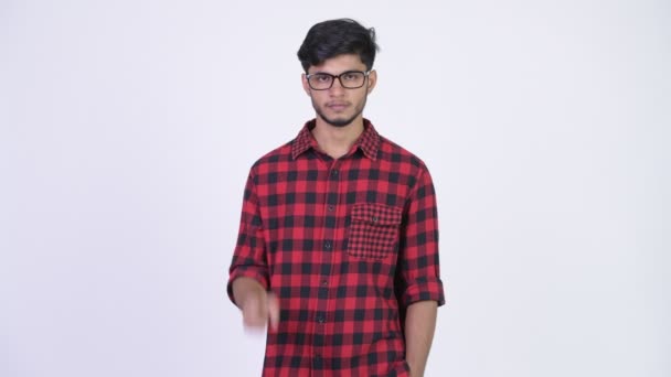 Unga stiliga skäggig indisk hipster mannen pekar uppåt — Stockvideo