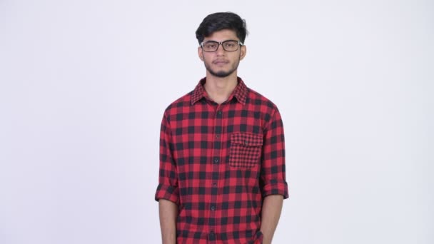 Νέοι ευτυχισμένη γενειοφόρος ινδική hipster άνθρωπος δείχνει προς τα επάνω — Αρχείο Βίντεο