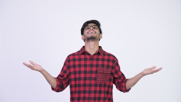 Unga glada skäggig indisk hipster man fånga något — Stockvideo