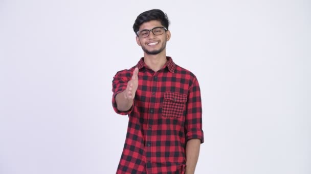 Νέοι ευτυχισμένη γενειοφόρος ινδική hipster άνθρωπος δίνει χειραψία — Αρχείο Βίντεο
