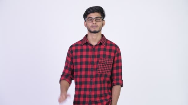 Νέος θυμωμένος γενειοφόρος hipster ινδική άνθρωπος δίνοντας τους αντίχειρες προς τα κάτω — Αρχείο Βίντεο