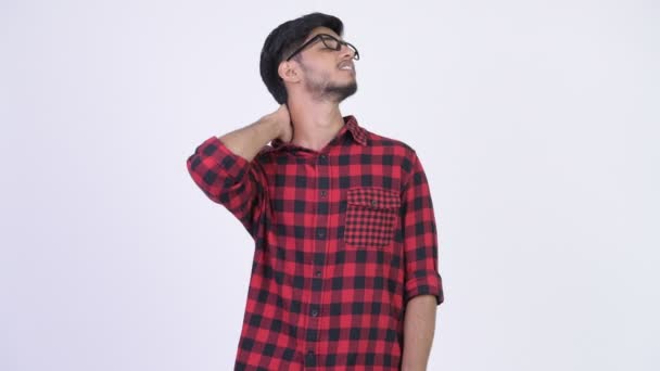 Молодий підкреслив бородатий Індійська hipster людини, що має біль в шиї — стокове відео