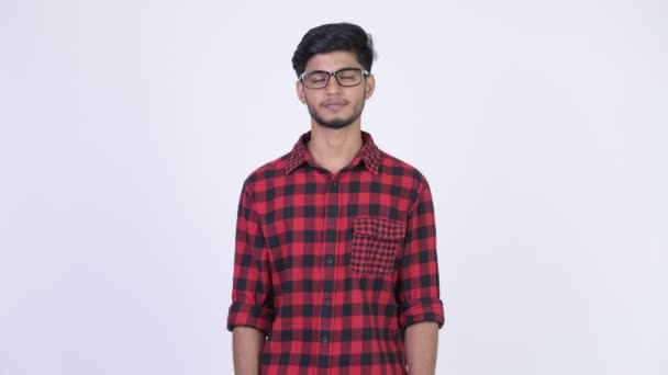 Ung glad skäggig indisk hipster man få goda nyheter — Stockvideo