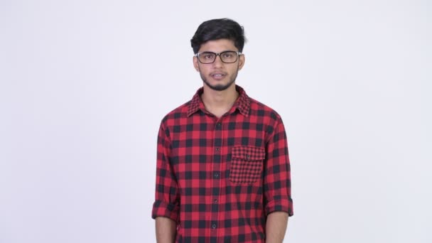 Jovem estressado barbudo indiano hipster homem recebendo más notícias — Vídeo de Stock