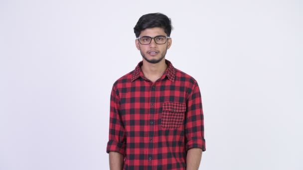 Jeune homme barbu indien stressé hipster obtenir de mauvaises nouvelles 