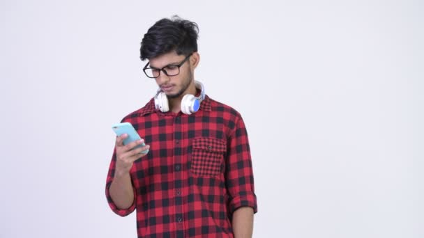 Człowiek młody szczęśliwy Brodaty Indian hipster przy użyciu telefonu — Wideo stockowe