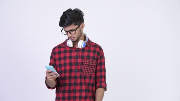 Jovem estressado barbudo indiano hipster homem usando telefone e recebendo más notícias — Vídeo de Stock