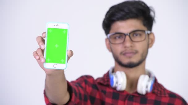 Young gelukkig bebaarde Indiase hipster man tonen van de telefoon — Stockvideo