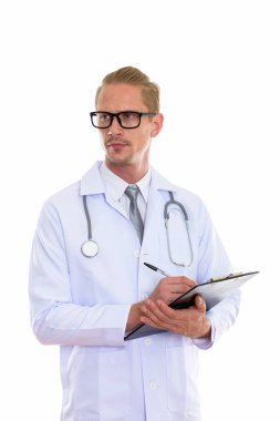 Düşünme ve mesafe bakarak yakışıklı delikanlı doktor