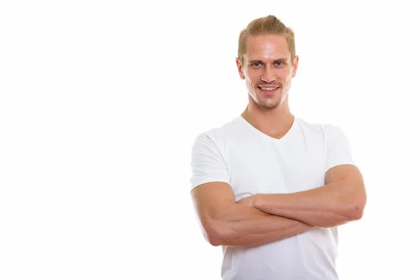 Estudio de tiro de hombre joven y guapo feliz sonriendo con los brazos cruzados —  Fotos de Stock