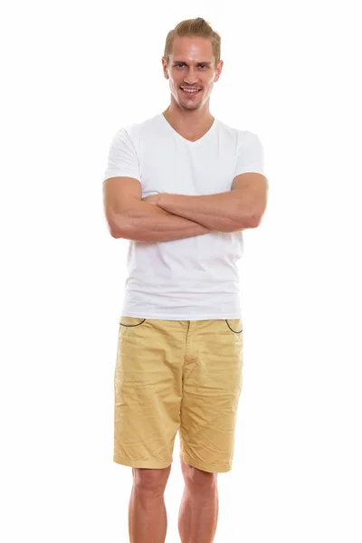 Estudio toma de feliz joven guapo hombre sonriendo y de pie ingenio —  Fotos de Stock