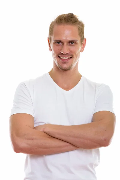 Estudio de tiro de hombre joven y guapo feliz sonriendo con los brazos cruzados — Foto de Stock