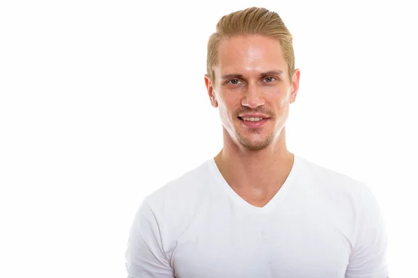 Estudio toma de feliz joven guapo hombre sonriendo —  Fotos de Stock