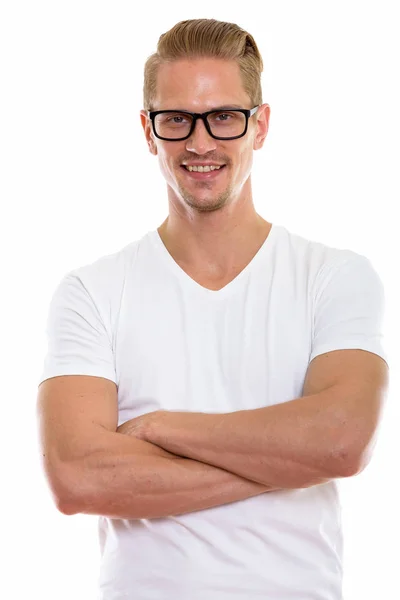 Studio shot van gelukkige jonge knappe man die lacht terwijl het dragen van ey — Stockfoto