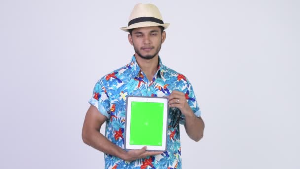Joven barbudo feliz turista indio mostrando tableta digital — Vídeo de stock