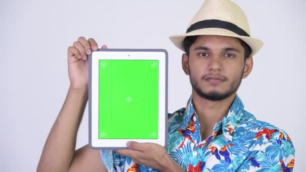 Joven barbudo feliz turista indio mostrando tableta digital — Vídeos de Stock