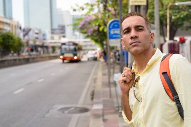 Yakışıklı İranlı turist adam Tayland Bangkok şehir keşfetmek