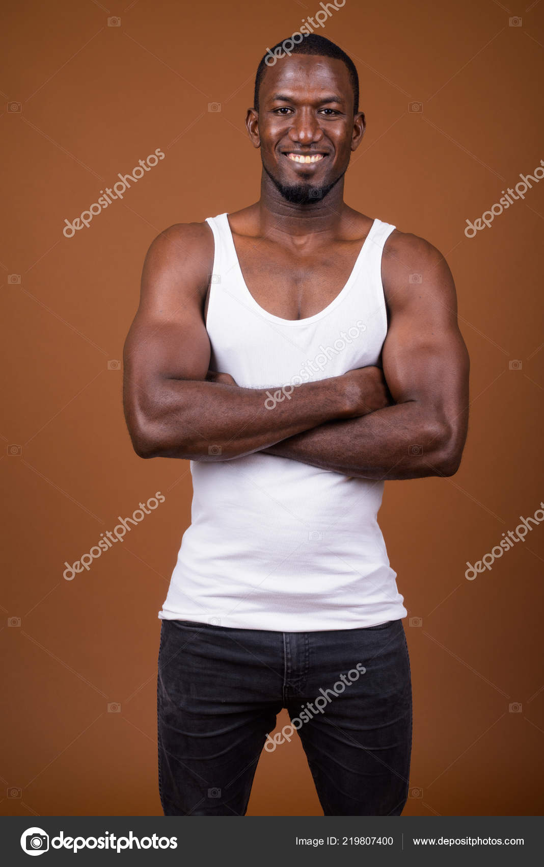 Bonito muscular Africano homem contra fundo marrom fotos, imagens de ©  amazingmikael #219807400