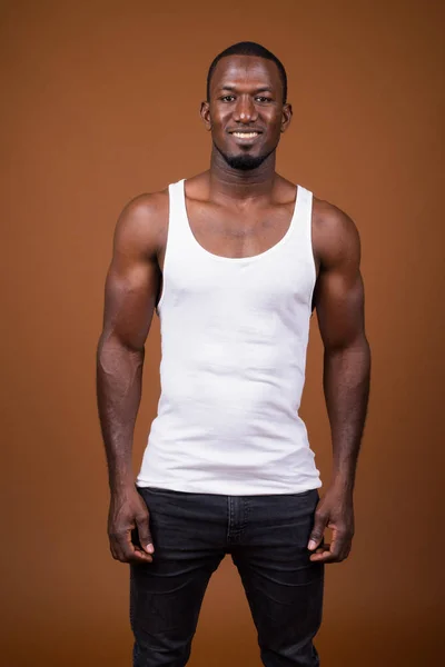 英俊的肌肉非洲人反对棕色背景 — 图库照片