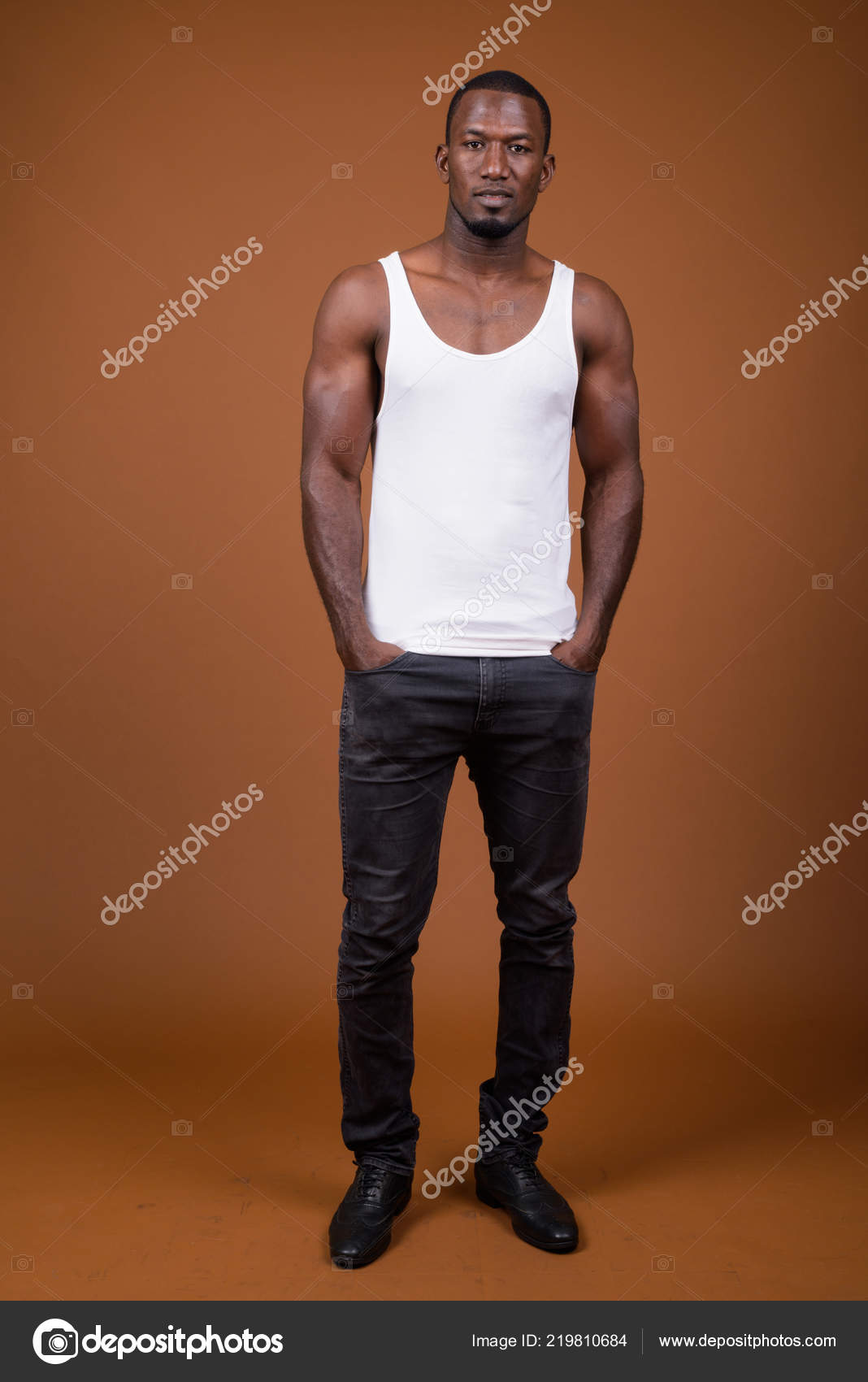 Bonito muscular Africano homem contra fundo marrom fotos, imagens de ©  amazingmikael #219810684