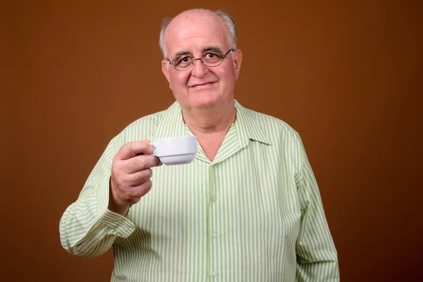 Porträtt av överviktiga senior man håller kaffekopp — Stockfoto