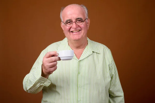 Portret z nadwagą starszy mężczyzna, trzymając kubek kawy — Zdjęcie stockowe