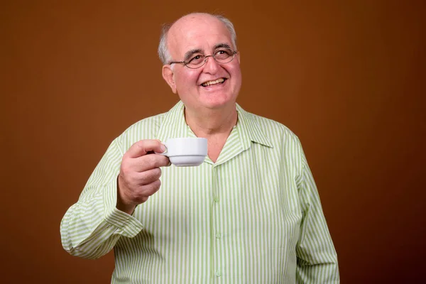 커피 컵을 들고 비만 수석 남자의 초상화 — 스톡 사진