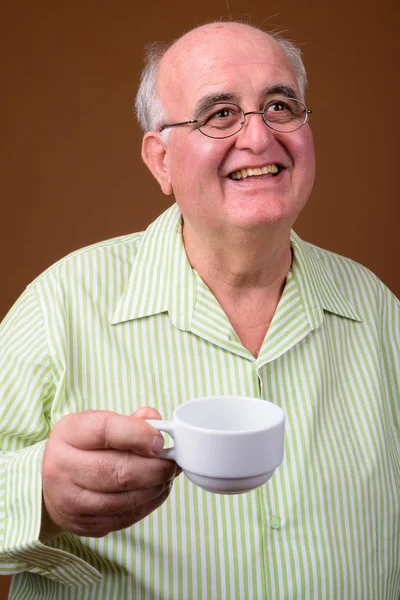 커피 컵을 들고 비만 수석 남자의 초상화 — 스톡 사진