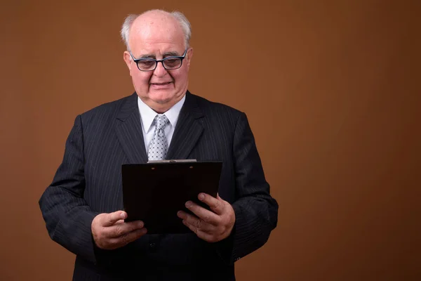 Портрет пожилого бизнесмена с буфетом — стоковое фото