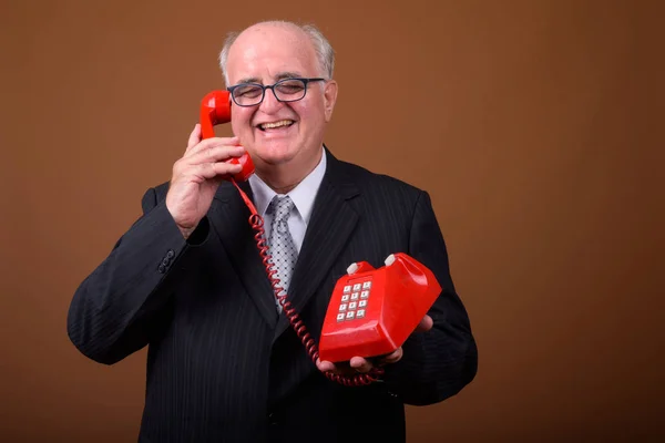 Portret van overgewicht senior zakenman praten over telefoon — Stockfoto