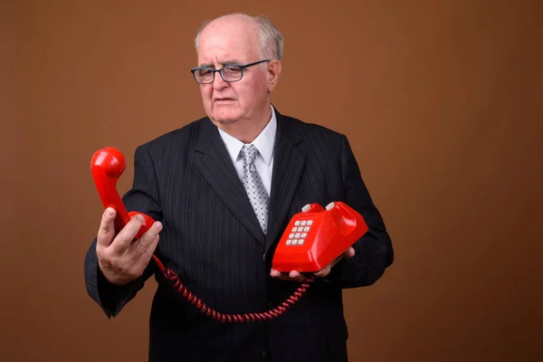 Portret van overgewicht senior zakenman praten over telefoon — Stockfoto