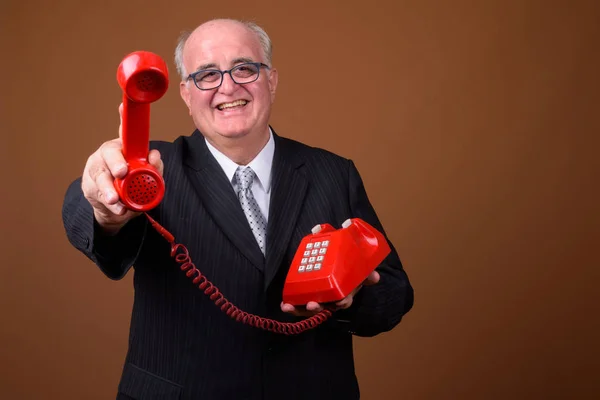 Portrait d'un homme d'affaires âgé en surpoids parlant au téléphone — Photo