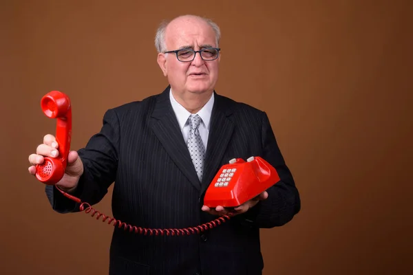 Portret van overgewicht senior zakenman praten over telefoon — Stockfoto