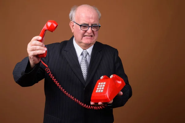 Portret van overgewicht senior zakenman praten over telefoon — Stockfoto