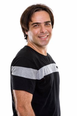 Stüdyoda gülümseyen genç İranlı adamın fotoğrafı