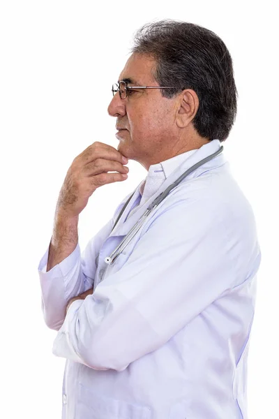 Vista de perfil de hombre persa senior médico pensando — Foto de Stock