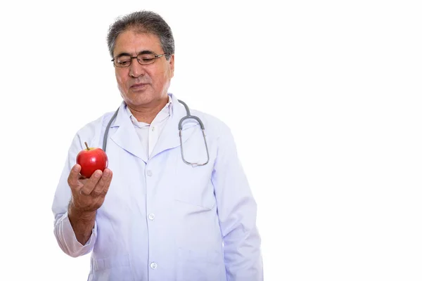 Captura de estudio de un médico persa mayor sosteniendo y mirando —  Fotos de Stock