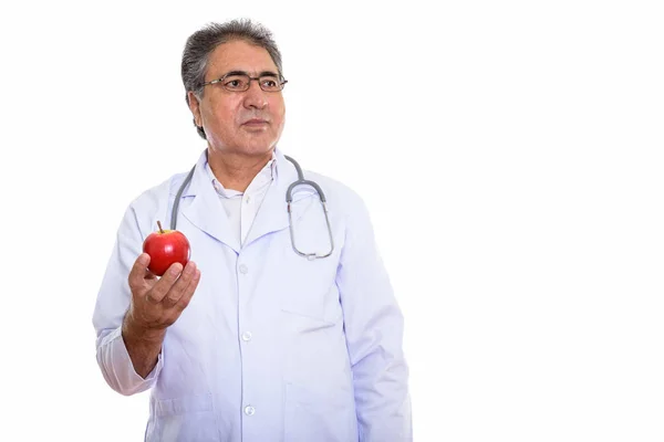 Estudio Tiro Hombre Persa Senior Médico Sosteniendo Manzana Roja Mientras — Foto de Stock