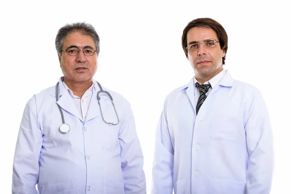 シニアのペルシャ人の医者と若い男の医者のスタジオ撮影 — ストック写真