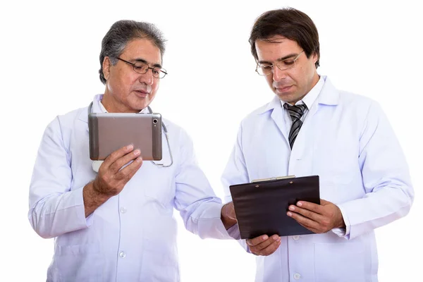 Estudio de la toma de joven y mayor médico persa hombre sosteniendo dígito — Foto de Stock