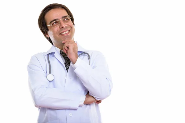 Estúdio tiro de jovem feliz persa homem médico sorrindo e thinki — Fotografia de Stock