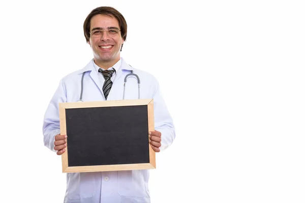 Estudio disparo de joven feliz hombre persa médico sonriendo mientras sostiene — Foto de Stock