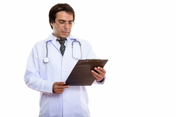 Студийный снимок молодого персидского врача, читающего на планшете — стоковое фото