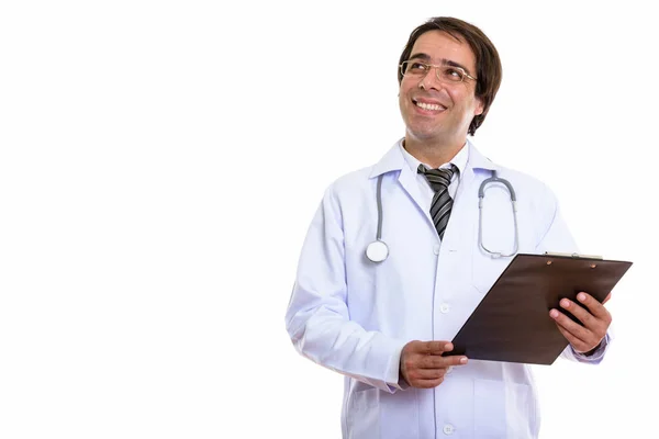 Estúdio tiro de jovem feliz persa homem médico sorrindo enquanto espera — Fotografia de Stock