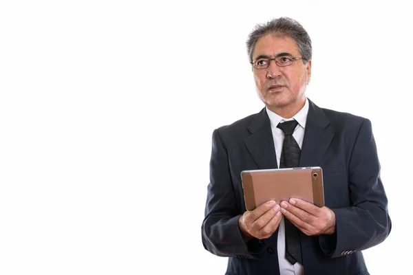 Studioaufnahme Eines Leitenden Persischen Geschäftsmannes Mit Digitalem Tablet Beim Denken — Stockfoto