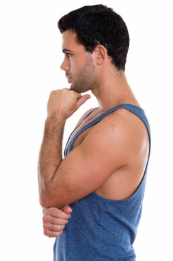 Düşünen genç yakışıklı İspanyol adamın profil görüşü