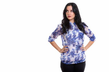 Genç güzel İspanyolca kadın ince iken ayakta stüdyo çekim