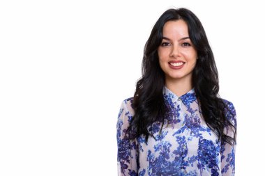 Gülümseyen genç İspanyol iş kadınının stüdyo fotoğrafı. 