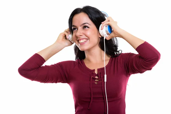 Mulher espanhola feliz pensativo sorrindo enquanto ouve música — Fotografia de Stock