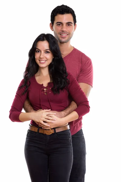 Estudio de la joven feliz pareja sonriendo mientras se abraza cada oth —  Fotos de Stock